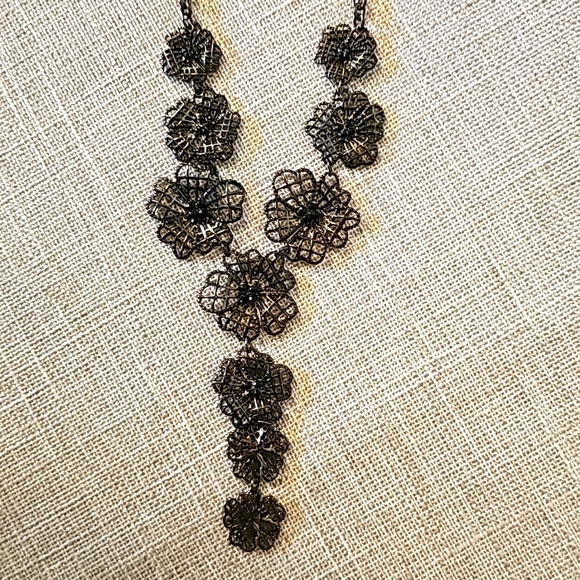 Flower necklace - Picture 3 of 3